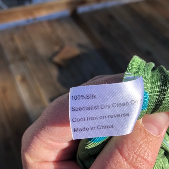 Silk patterned dress with exciting sleeves - Picture 6 of 6